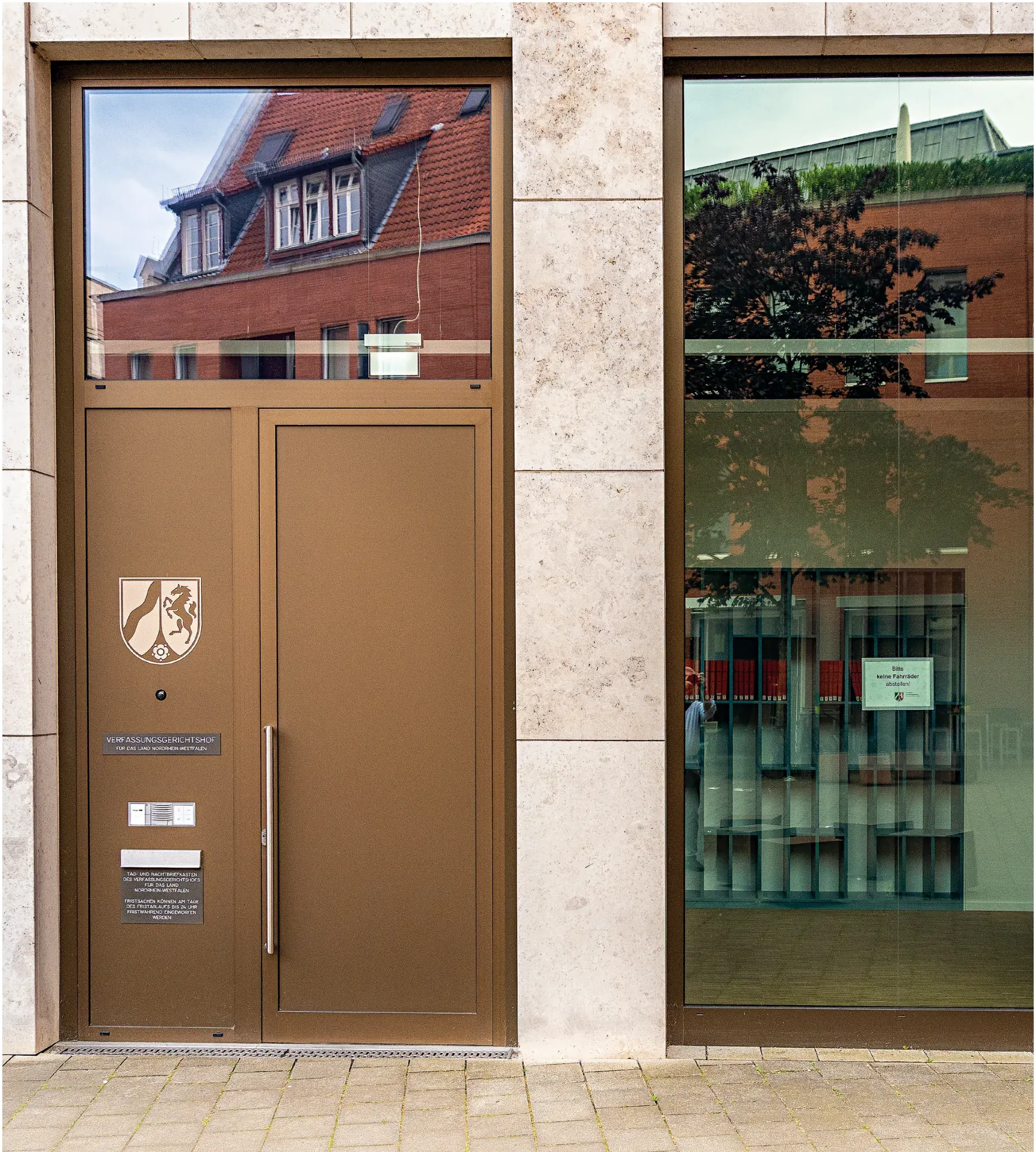 Eingangstür des Verfassungsgerichtshofs für das Land Nordrhein-Westfalen an der Königsstraße in Münster
