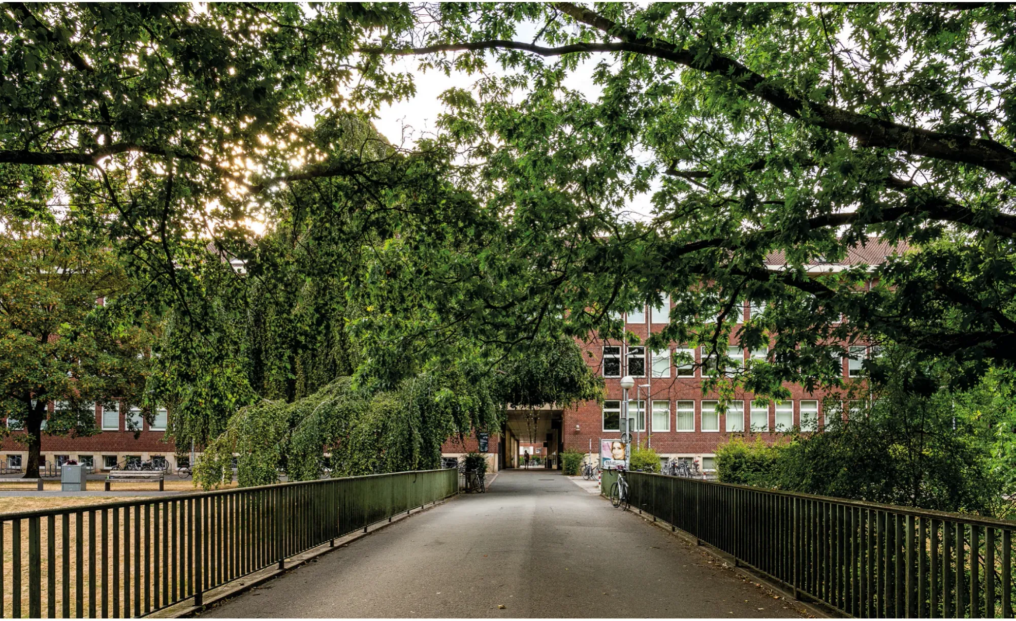 Das Juridicum an der Universitätsstraße in Münster, von der Brücke über die Aa aus gesehen