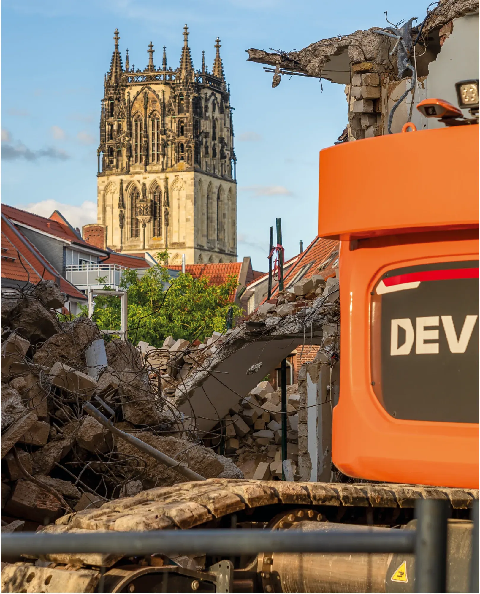 Abbruchstelle in Münster, dahinter der Turm der Überwasserkirche