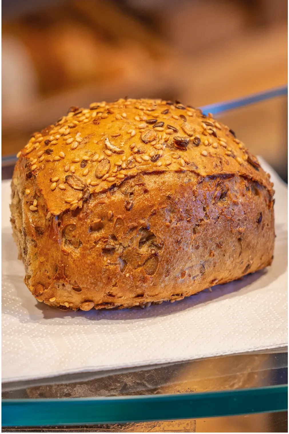 Ein Brötchen auf einem Tisch