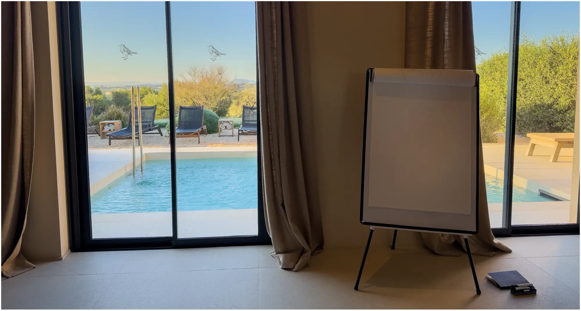 Seminarraum eines Retreats bei Sa Pobla auf Mallorca mit Flipchart