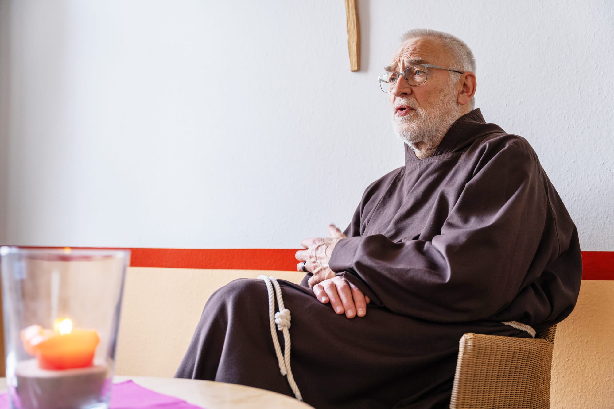 „Hier leben von Gott per Hand ausgesuchte Freiheitskämpfer der Liebe“