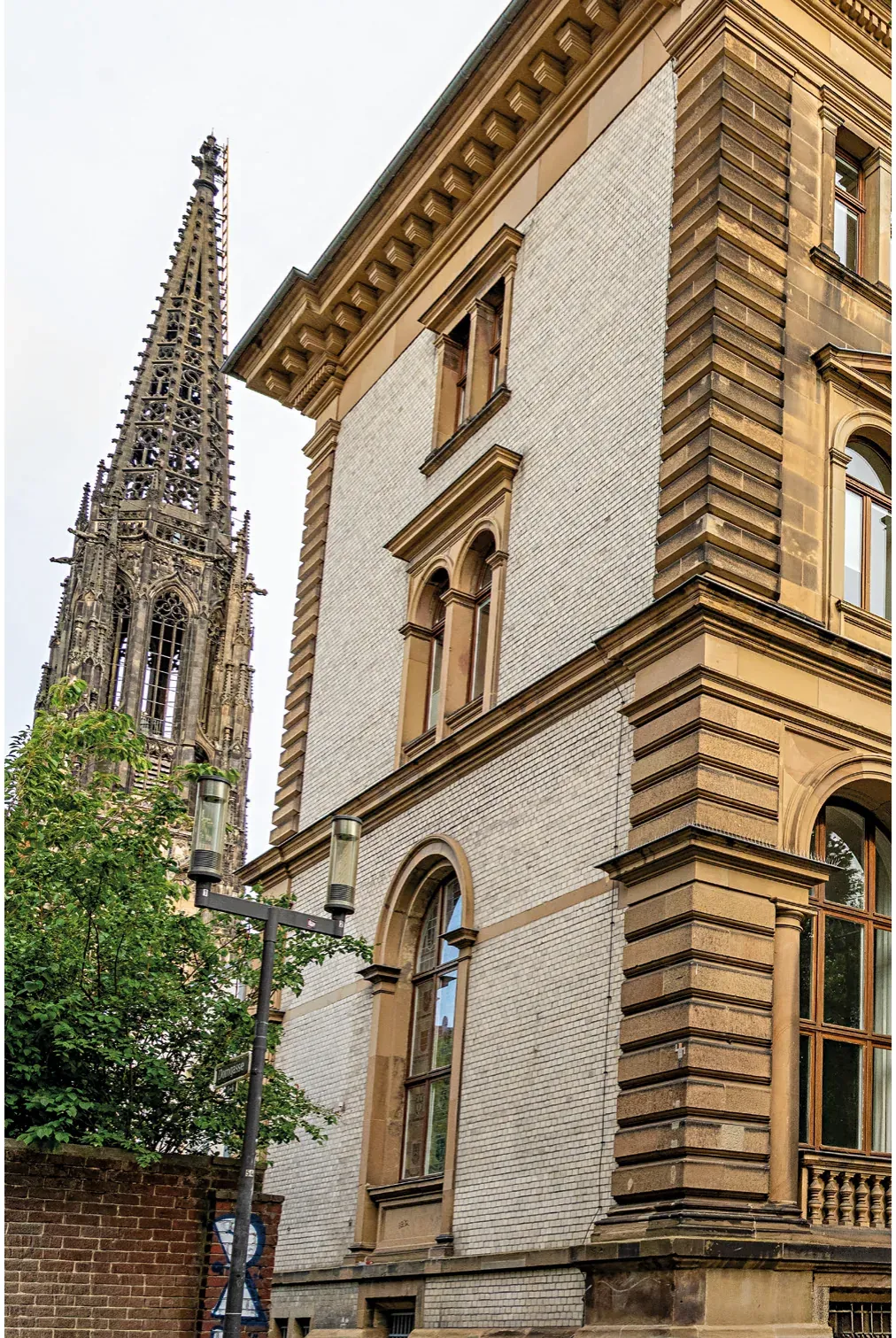 Das Von-Vincke-Haus am Domplatz in Münster, dahinter der Turm der Lambertikirche
