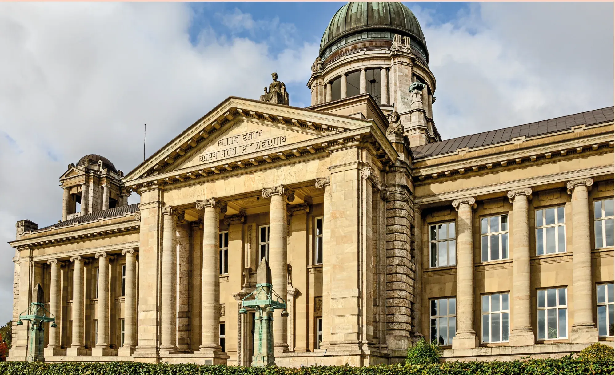 Der Giebel des Hanseatischen Oberlandesgerichts mit der Inschrift JUS EST ARS BONI ET AEQUI