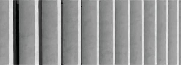 Senkrechte Betonlamellen einer Fassade